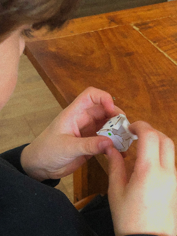 Enfant en train de fabriquer le dés de jeu Iggy